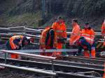 Hier ist Feinarbeit angesagt, Gleisarbeiter beim ausrichten eines neu eingebauten Schienenstckes vor einer Weiche am Westbahnhof Aachen.