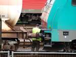 Die 186er hat am Aachener Westbahnhof gerade an einen Kesselzug angesetzt und wird nun vom Lokfhrer angekoppelt bevor es nach Belgien zurck geht.