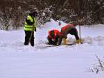 Die Bahn macht mobil. Damit die Loks vom Abstellgleis in Aachen West fahren knnen, mssen hier am 26.12.2010 erst einmal die Weichen unter 40 cm. Schnee gefunden und dann freigeschaufelt werden. Ein dickes Lob an die vielen Jung`s die die Weihnachtsfeiertage im Gleis verbrachten um den Bahnbetrieb irgendwie aufrecht zu erhalten. Ob die das Weihnachtslied von Bing Crosby  I'm dreaming of a white Christmas  noch toll finden mchte ich bezweifeln