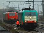 Bei strmenden Regen  tankt  der Tf der Cobra 186 200 (2808) am 19.01.2012 in Aachen West seine Lok mit Sand auf. Das Rohr fllt er mit Sand aus der Schubkarre und fllt es in den Sandbunker der Lok. Die Cobras brauchen sehr viel Streusand mit ihren schweren Gterzgen auf den zahlreichen Steigungen der Montzenroute, besonders wenn es wie zur Zeit durch Dauerregen sehr schmierig ist.