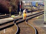 Behbig, aber Pflichtbewusst verrichtet der Weichenschmierer seine Arbeit Richtung Bahnsteig 6a am Passauer Hauptbahnhof;120327