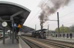 Etliche Fans bestaunten die WFL 03 2155-4 in Erfurt Hbf, die am 12.04.2014 mit dem DPE 25040 (Weimar - Neuenmarkt-Wirsberg) unterwegs war.