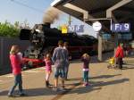 Ostersonntagmorgen am Erfurter Hauptbahnhof. Statt Ostereier zu suchen, bestaunen Eltern mit ihren Kindern nostalgische Loks. Anlässlich des MDR Osterspaziergangs in Bad Sulza verkehrte dieser Dampfsonderzug mit der 41 1144-9 der IGE Werrabahn-Eisenach zwischen Eisenach und Großheringen.