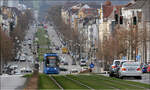Geradlinig auf und ab - 

Die Straßenbahnstrecke in der Wilhelmshöher Allee in Kassel gehört sicher zu den schönsten in Deutschland. Der Blick geht weit die Allee entlang und spannend wird die Allee aufgrund der Führung über das hügelige Gelände.

Blick von der Haltestelle Murhardstraße/Universität nach Westen mit Bombardier NGTO 653 auf der Linie 1 nach Vellmar.

20.03.2024 (M)