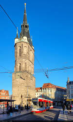 Im Vergleich zum 81 Meter hohen Roten Turm wirkt die Straßenbahn winzig.