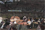Die Hermann-Hesse-Bahn in Calw - 

Im schönen Kontrast zum dunklen, felsigen Steilhang und hoch über den Häusern der Altstadt erreicht 563 017/117 in Kürze den Bahnhof Calw.

07.02.2026 (M)
