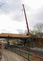 Brückensanierung in der Zscherbener Straße in Halle (Saale): Blick auf die Arbeiten an der Brücke samt Kran an einem Nordausgang von Gleis 1 des Hp Halle Zscherbener Straße.