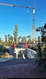 VDE 8 Komplexmaßnahme Halle Rosengarten–Angersdorf  ▶ Standort: Halle Südstadt, Eierweg    Die Fußgängerbrücke Eierweg über den Ferngleisen wurde ebenfalls
