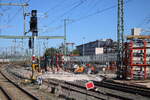 Wegen evtl. auftretender Spannungsrisskorrosion wird derzeit in Erfurt Hbf vorsorglich ein Br�ckentr�ger �ber dem Schmidtstedter Knoten ausgetauscht. Dies erfordert auch die Sperrung der Bahnsteige 9 und 10, sowie einem �berholgleis; 11.08.2026