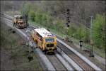 Sonntag ist Bautag, jedenfalls an der KBS440: Bei Letmathe ist ein Stopfexpress und eine weitere Maschine, vom Hersteller Plasser&Theurer, der Gleisbaufirma HEITKAMP RAIL bei der Bearbeitung des Gleisbettes. (06.04.2008)