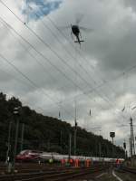 Mit Hilfe eines Hubschraubers wurden am 07.08.2011 in Stolberg Hbf Signale gesetzt. Der Eurocopter AS350 Ecureuil der Firma KMN Koopmann Helicopters bringt an einem langen Seil den Signalmast zum Signalfu, wo die Bodenmanschaft den Mast entgegennimmt und mit vier Schrauben sichert. Anschlieend hngt der Hubschrauber den Mast ab und fliegt zum Lagerplatz zurck um den nchsten zu holen. Das ganze dauert ca. 6-8 Minuten pro Signal. Der Schienenverkehr luft ganz normal weiter, im Hintergrund der Thalys auf dem Weg nach Kln.