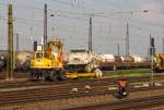 Nach dem der L60 der BZH GmbH Kalk zu einer Gleisbaustelle in Grokorbetha auf seinen eigenen Rdern gebracht hat, fhrt er wieder auf Gleiswagen, um von einem Atlas 1304K der Gleisbau Weimar zurck an die Strae gebracht zu werden; 26.08.2011