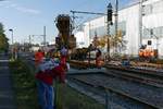 Weichenerneuerung in Konstanz-Petershausen - Nicht nur der Fotograf dieses Bildes hat den Gleisbauschienenkran (KRC 810 T) im Visier, der ein neues Weichenteil aufnehmen und zur entsprechenden Stelle