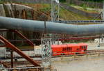 NBS Wendlingen - Ulm: Lok L 7 (B-dh Schöma 5787/03 CHL350DCL) hat soeben den Tunnelmund des im Bau befindlichen Bosslertunnels bei Aichelberg verlassen