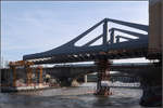 Nicht für den ICE -    ist die hier immer weiter über den Neckar geschobene neue Bahnbrücke bei Stuttgart-Bad Cannstatt.