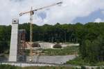 Neubaustrecke Stuttgart - Ulm - Mit 85 Metern Höhe wird die Filstalbrücke später einmal die dritthöchste Eisenbahnbrücke Deutschlands. Blick in Richtung Stuttgart auf das Portal Buch des Boßlertunnels. Aufnahme entstand am 27.08.2017 in der Nähe von Wiesensteig vom Filstalradweg aus, der durch die Brückenbaustelle führt.