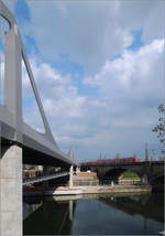 Blick in den dreieckigen Zwickel -    zwischen der neuen und der alten Bahnbrücke mit dem jetzt begehbaren Steg unter der zukünftigen Bahnbrücke.