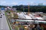 Eisenbahnbau auf der Filderebene -    Blick auf die die Neubaustrecke neben der Autobahn A8 beim Flughafen.