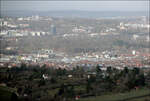 Zwei neue Tunnelportale -

... in der Stadtlandschaft. Blick vom Fellbach Kappelberg auf Bad Cannstatt und die beiden neuen Tunnelportale am Hang des Neckartales. Darüber zieht sich quer durch das Bild der Rosensteinpark mit dem Schloss auf der linken Seite. Darüber die Bürogebäude an der Löwentorbrücke und noch weiter oben im Bild der Killesberg. Das Hochhaus am rechten Bildrand befindet sich auf dem Pragsattel. 

Der linke Tunnel führt zum neuen Stuttgarter Hauptbahnhof und wird dem Regional- und Fernverkehr dienen. Der rechte Tunnel führt über die neues Station Mittnachtstraße und wird von den S-Bahnlinien S1, S2 und S3 befahren werden.

21.02.2022 (M)