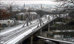Ein Brücke mit Segel -     Die dünne Schneeschicht gibt der neuen Neckarbrücke in Stuttgart-Bad Cannstatt eine andere Wirkung.