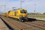 DB Bahnbau Gruppe 249 052 mit einer Stopfmaschine Richtung Roßlau, am 20.02.2026 in Rodleben.