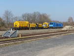 PRESS 285 101-5 mit einem Schweerbau-Bauzug am 28.03.2020 beim pausieren in Erfurt Gbf.