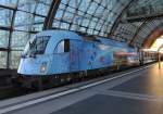 Blau in blau, die 5 370 007  Stadion Warschau  mit dem Berlin-Warschau-Express EC 47 kurz vor der Abfahrt am 30.09.2012 in Berlin Hbf.