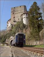 IGE-Abschiedsfahrt vom  Blauen Fernschnellzug . So entschwinden die Wagen in der Schweiz.

Ziemlich überrascht musste ich feststellen, da fehlt doch was, denn am Ende des Zuges war keine Dampflok. So verschwindet hier nicht 01 202 unter Angenstein, sondern die ein echter Zugschluss. Standort Strasse, Aesch, März 2019.