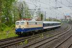 DB E10 1239 mit zwei TRI-Waggons in Wuppertal, April 2024.