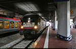 Im äußerst dunklen Bahnhof Kassel-Wilhelmshöhe auf Gleis 8 lädt 182 505-8 (Siemens ES64U2-005) mit Wagen von RDC und TRI zum Einsteigen ein.
Die Lok gehört zu den alten Bekannten. <a href= https://www.bahnbilder.de/bild/deutschland~bahnhoefe-f---k~halle-saale/1002704/182-505-mrce-mit-aby-wagen-der.html  target= _blank >Eines meiner ersten Bahnfotos überhaupt</a> zeigt sie im Einsatz mit y-Wagen auf der RB20 zwischen Halle(Saale)Hbf und Eisenach vor etlichen Jahren. Auch bei Flixtrain fuhr sie eine Zeit lang mit grüner Farbe durchs Land.

🧰 Mitsui Rail Capital Europe GmbH (MRCE), vermietet an die Lok-Partner Betriebsgesellschaft mbH & Co. KG | Train Rental GmbH (TRI)
🚝 RE 31345 (RE11) Kassel-Wilhelmshöhe–Essen Hbf
🕓 16.2.2022 | 10:59 Uhr