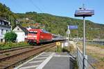 DB Fernverkehr 101 032 mit EC 7 Hamburg-Altona - Interlaken Ost durchfährt die Haltestelle Boppard-Hirzenach am 17.09.2020.