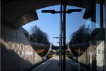 Da wird auch Sichtbeton schön -    Sonnenreflexion durch eine Spiegelfläche auf die Sichtbetonwand der Station Bottroper Straße an der U12 in Stuttgart-Münster.