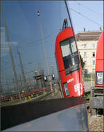 Spiegel-perimente -

... oder das Fehlende ergänzt. Zutaten: ICE-TD, ÖBB-Taurus, Hauptbahnhof München.

05.09.2005 (M)