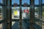 Der etwas andere Blick aus der Kabine des Bahnsteigaufzuges in Biberach (Riß) auf die mit ihrem Güterzug abgestellte 232 259-2 (12.09.2018).