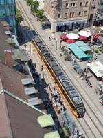 Ein Triebzug der neues Generation der Stadtbahn Heilbronn an der Haltestelle Rathaus von der Turmspitze der Kilianskirche aus gesehen, 25.05.2019.