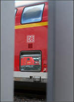 Die Lok im Dosto -

Zwischen den Geländerstäben des Treppenaufganges zum Bahnsteig so gesehen. 

Heilbronn Hauptbahnhof, 01.08.2019 (M)