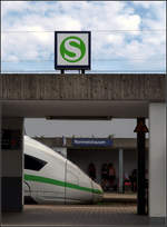 Farblich passend -

Zugdurchfahrt DB 412 024 (Tz 9024) in der S-Bahnstation Rommelshausen. Was dem anderen Bild fehlt wird hier nachgereicht.

09.08.2019 (M)