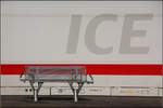 Eine Bank an der ICE-Wand -    Stuttgart-Hbf, 31.10.2012 (M)