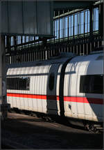 Feine Linien auf dem ICE -    Stuttgart-Hbf, 31.10.2012 (M)