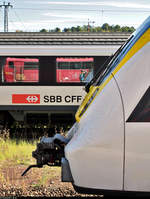 Falsche Spiegelung? Regionalverkehr in Alt und Modern  111 120-2 von DB Regio Baden-Württemberg spiegelt sich in Stuttgart Hbf in einem EC-Wagen der Gattung  Bpm 61  der SBB, eingereiht im IC 189