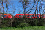 Hinter einem Schleier aus Bäumen -

... reihen sich die Farben von Blau über Rot/Weiß bis Grün.

Ein Zug auf der Linie S2 bei Kernen-Rommelshausen auf der Remsbahn.

11.04.2020 (M)