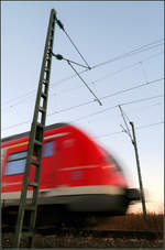 Durch das Oberleitungs-Tor sausen -    Ein S-Bahnzug auf der Linie S2 in Richtung Schorndorf bei Weinstadt-Endersbach.