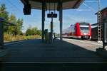 Der etwas andere Blick auf den von Ulm kommenden, in den Bahnhof Hergatz einfahrenden und nach Lindau fahrenden RE 3987 am 30.09.2020.