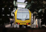 Unscharf gerahmt -     Ein Flirt 3-Triebzug von Go-Ahead im Hauptbahnhof Stuttgart.