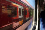 Aus dem Zug gesehen -

... mit bwegt-Unschäfe. Kurz vor der Haltestelle 'Nürnberger Straße' überholt ein Flirt-Triebwagen der Go-Ahead meine schon langsamer werdende S-Bahn.

14.08.2021 (M)