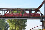 Zwei 151er-Elektrolokomotiven (151 086-6 und ?) ziehen in Doppeltraktion einen Brammenzug über die Duisburg-Hochfelder-Eisenbahnbrücke.