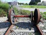 Bahnrelikte auf einem üppig blühenden Kreisverkehr, nächst Pocking, in Niederbayern; 230924
