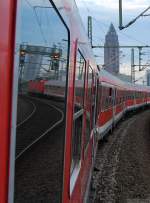 Gespiegeltes Frankfurt. Blick aus RB 15831 Richtung Zugschluss mit 143 561-9. (13. Juli 2009)