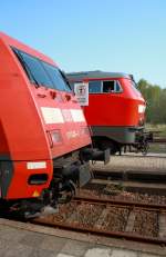 Die abgestellte 101 036-2 und die 218 307-7 beim umsetzen in Munster. (21.04.11)