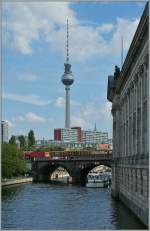Die Stadtbahn weist erfreulich viel Verkehr auf; also kann man als Tourist beim Stadtrundgang so ganz nebenbei das eine oder andere Foto der etwas anderen Art wagen: Eine 143 mit RE begegnet auf der